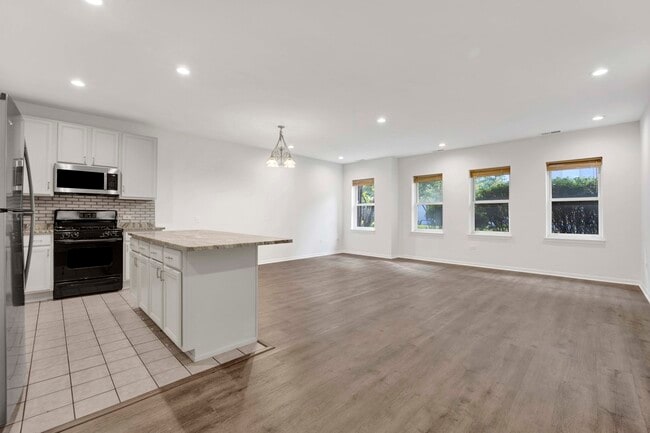 Building Photo - 948 W 15th Pl