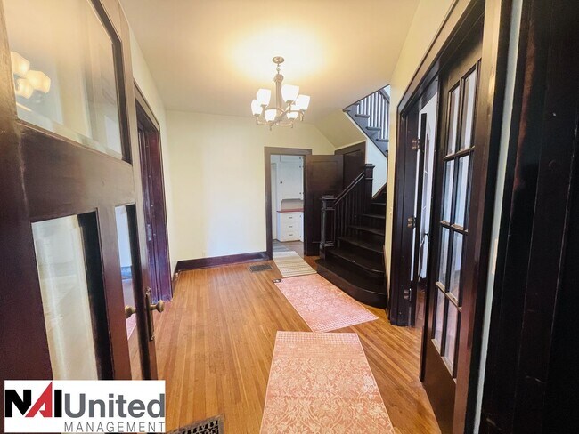 Building Photo - 4 bed 2 bath Home for rent on the Northsid...