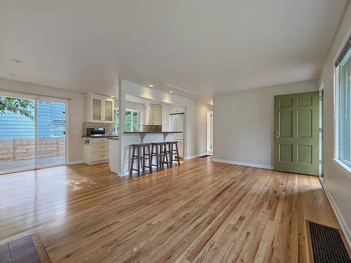 Foto principal - 10715 Dayton Ave N