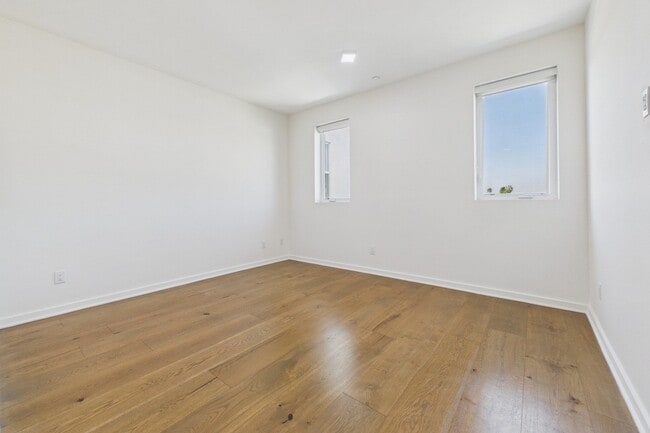 Building Photo - Windsor Square Villas