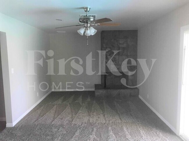 Building Photo - 3216 E Roveen Ave