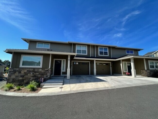 Foto del edificio - Stylish 3 Bedroom Duplex with Scenic Views and Modern Amenities: Your Perfect Redmond Retreat