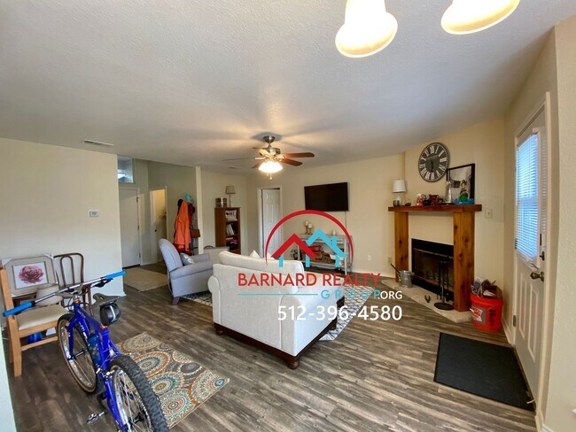Building Photo - Available August 1: 3 bed/2 Bath with 2 Ca...