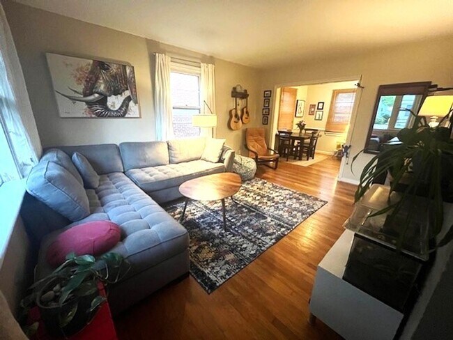 Foto del edificio - Gorgeous, 3 bedroom, 1 bathroom  ready Jun...