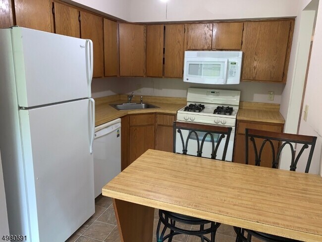 Foto del edificio - 407 Spruce Hills Dr
