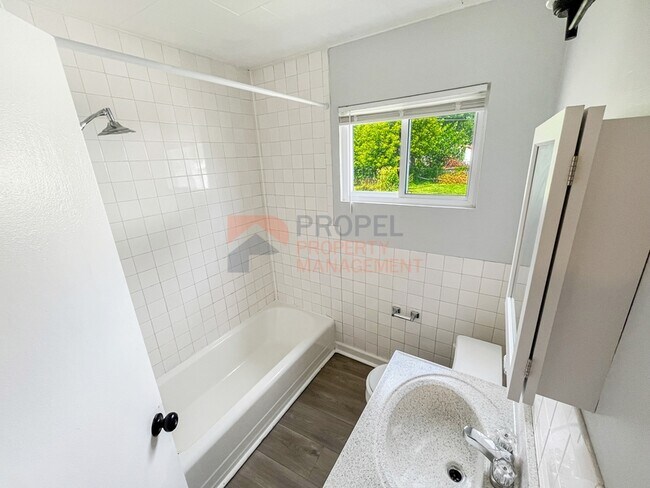 Foto del edificio - 14387 Leonard Ave