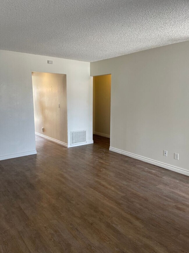 Foto del edificio - Lovely 2 bed, 2 bath Duplex Home in Orange