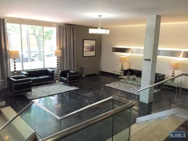 Building Photo - 39 E 39th St