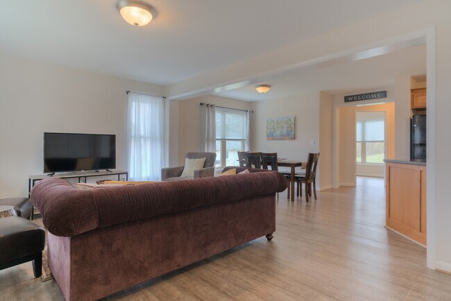 Foto del edificio - 1608 Whipple Dr