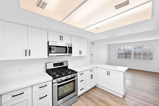 Building Photo - 211 Avenida Miramar