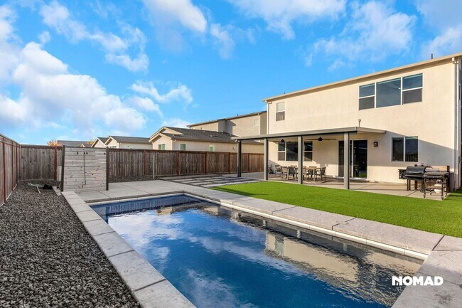 Foto del edificio - Dive into a Stunning Home in Roseville with Heated Pool - Available Jan 2026!