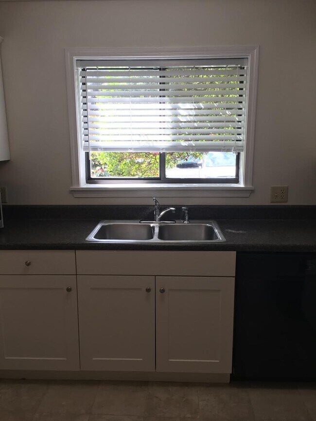 Building Photo - 23 Lake Drive-Ground Floor Condo/Laurel Pa...