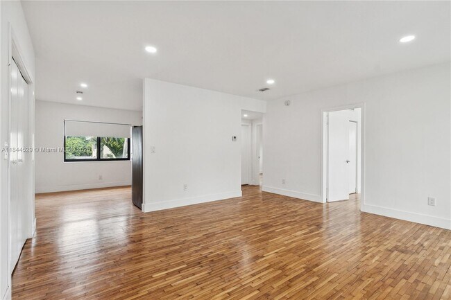 Foto del edificio - 8010 Crespi Blvd