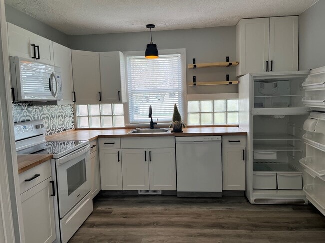 Building Photo - 3 Bed 1 Bath Unit in Lacombe, AB