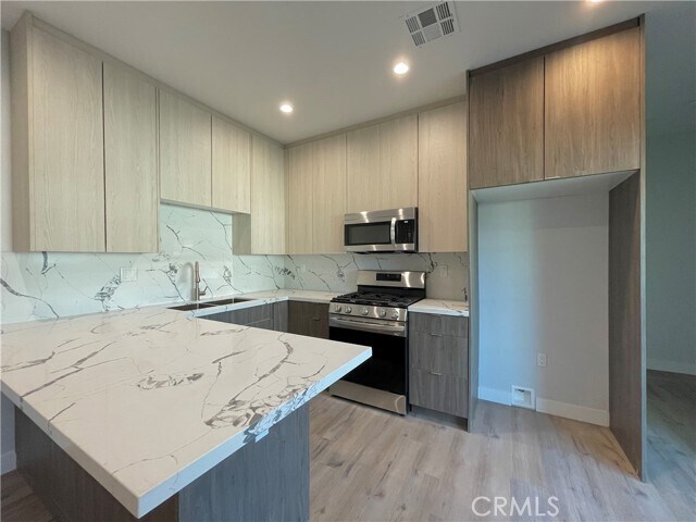 Foto del edificio - 7866 Clearfield Ave