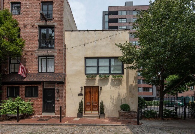 Building Photo - Fabulous Loft Style 2 Bed 2 Bath in the He...