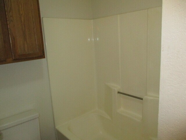 Foto del edificio - 716 Swan Lake Rd