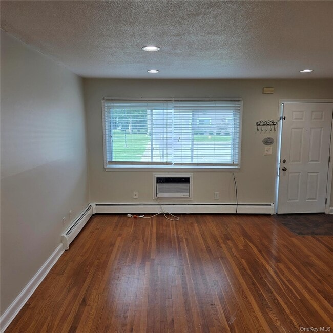 Building Photo - 3 Fishkill Glen Dr