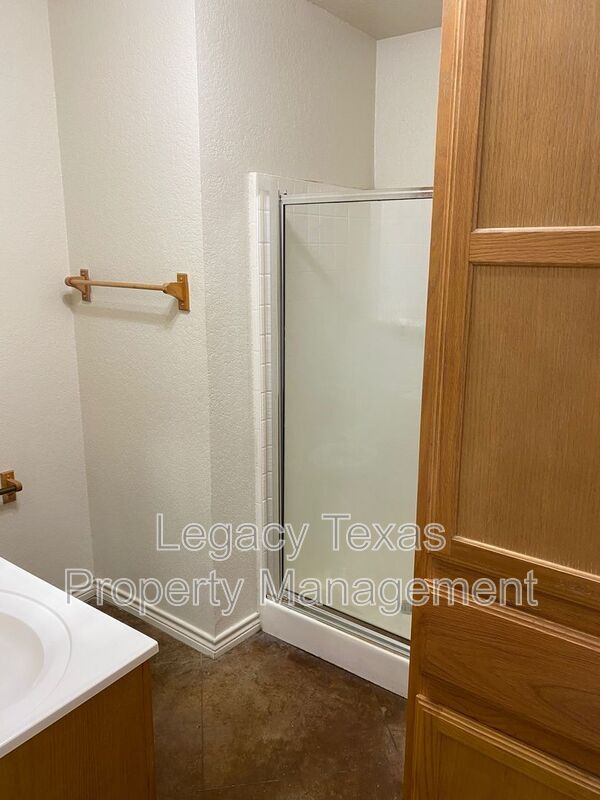 Building Photo - 1322 Country Club Rd