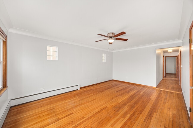 Foto del edificio - 5748 W Montrose Ave