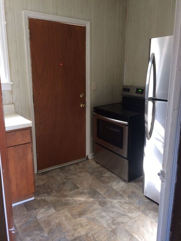 Building Photo - 2 Bed/ 1 Bath House
