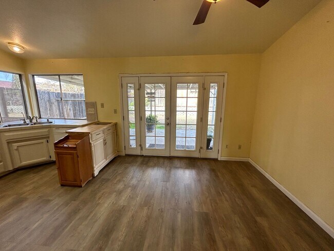 Foto del edificio - Cute 3 Bed/2 Bath Home in Oildale w/ Solar, RBP & $0 Deposit Option