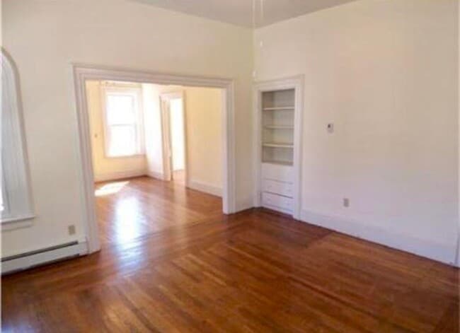 Airy living room - 54 Harrison St