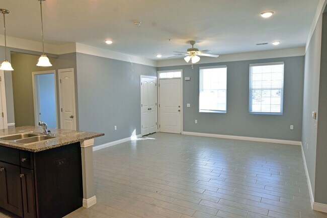 Foto del edificio - Shelby Township, 1st Floor Access!  2 Bedrooms, 2-Baths, att. Garage
