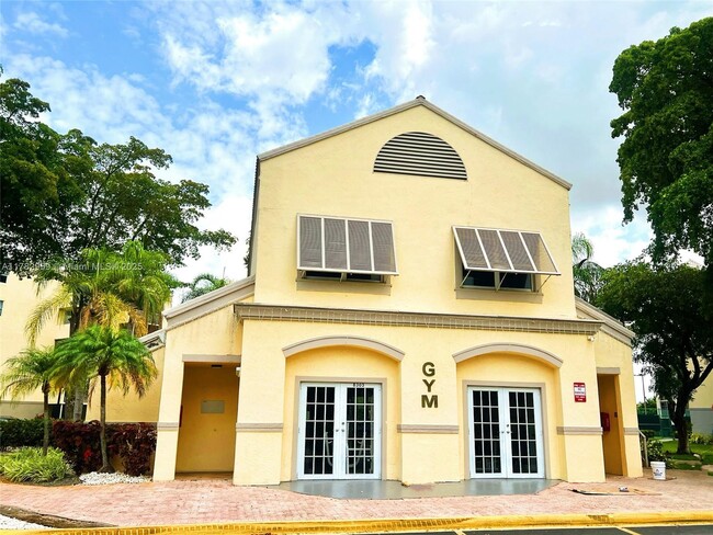 Foto del edificio - 8353 Lake Dr