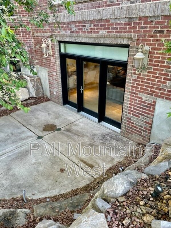 Building Photo - 881 Eagle Ridge Dr