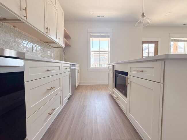 Foto del edificio - Crofton Style | Spacious 4-Bedroom Highbury Home with Pool and Pickleball Court