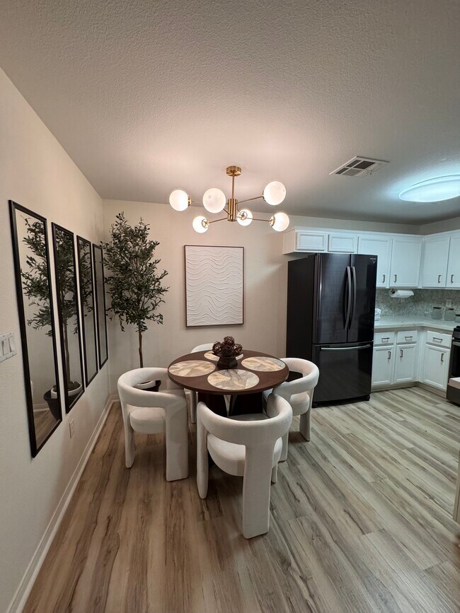 Foto del edificio - 7701 W Robindale Rd