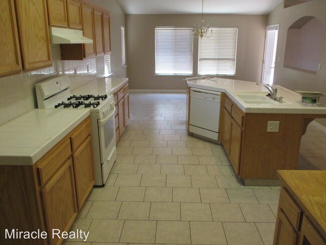 Building Photo - 2438 Bay View Dr