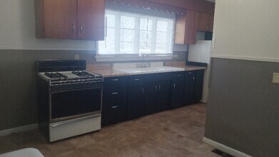 Building Photo - 418 W 8th St