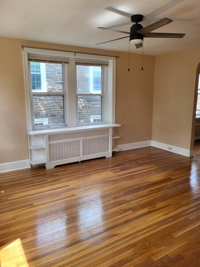 7009 D -LR/ Apt entry - 7009 McCallum St