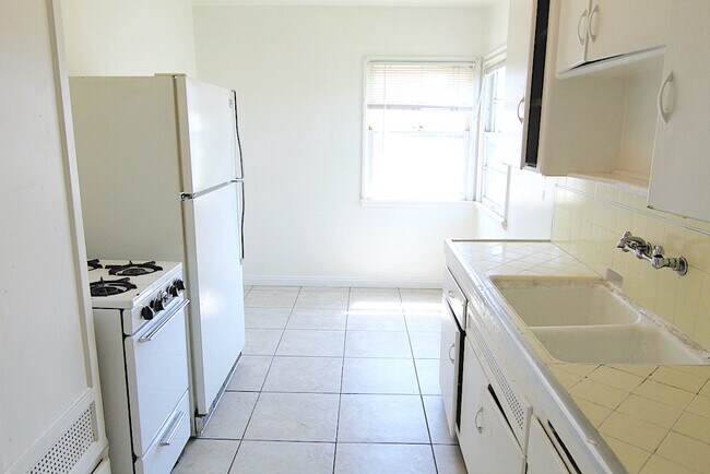 Building Photo - 1410 N Kenmore Ave