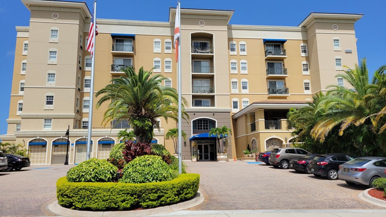 Foto principal - Annual unfurnished 2/2 top floor luxury co...