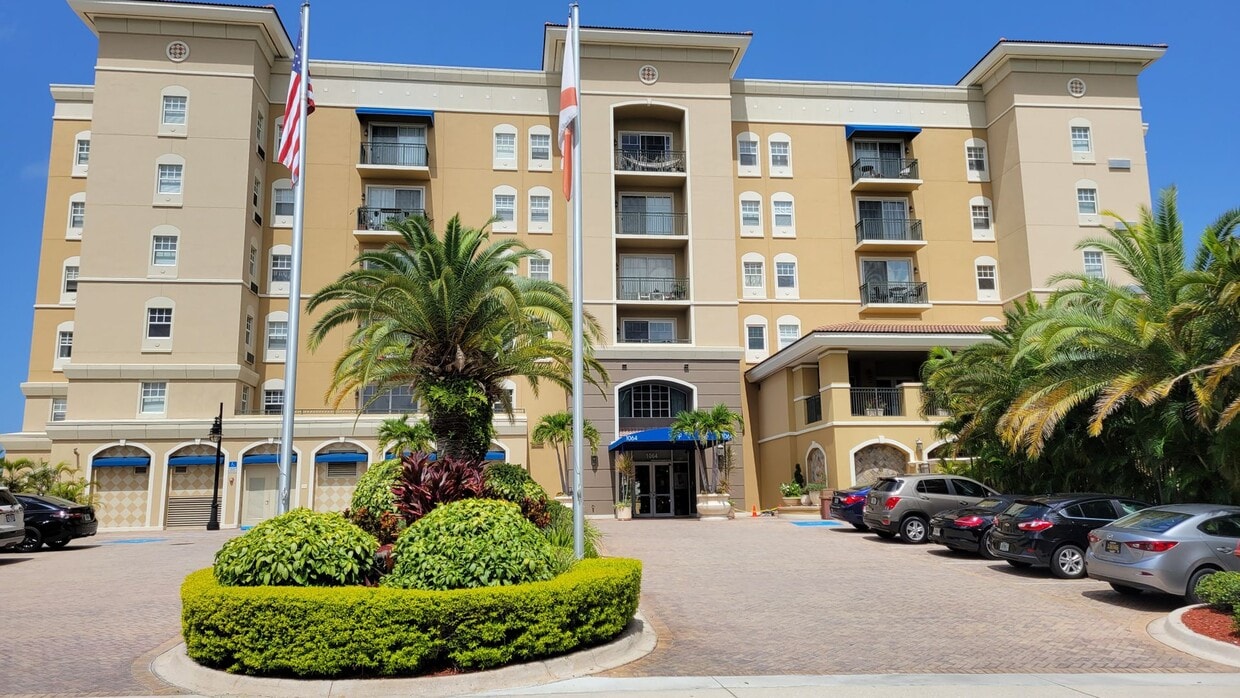 Primary Photo - Annual unfurnished 2/2 top floor luxury co...