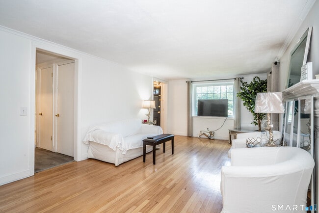Building Photo - 25 Greensview Dr