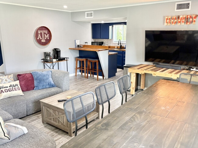 Building Photo - 1105 Glade St