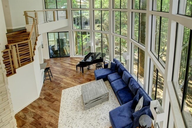 Building Photo - 201 Vanderpool Ln