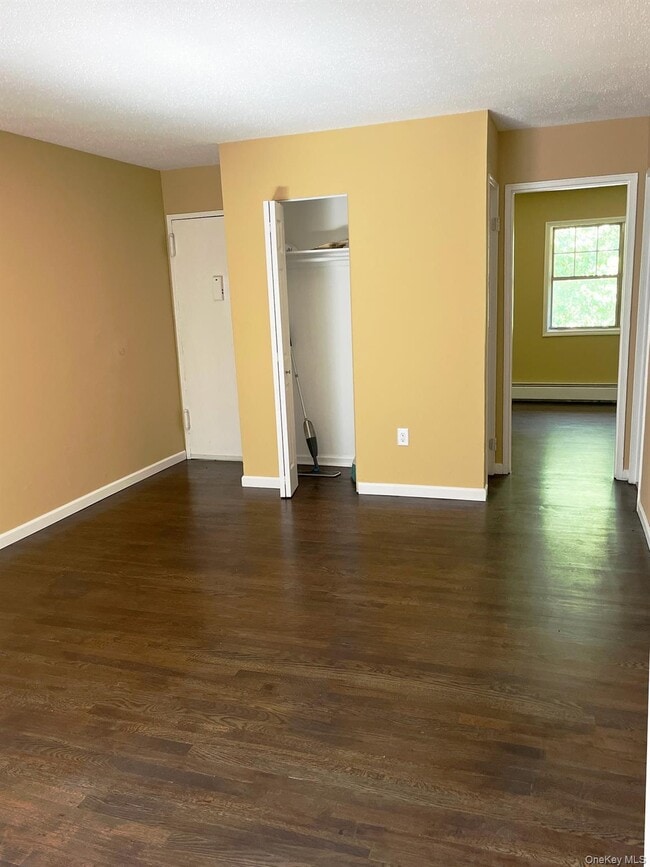 Building Photo - 1403 Barclay Manor