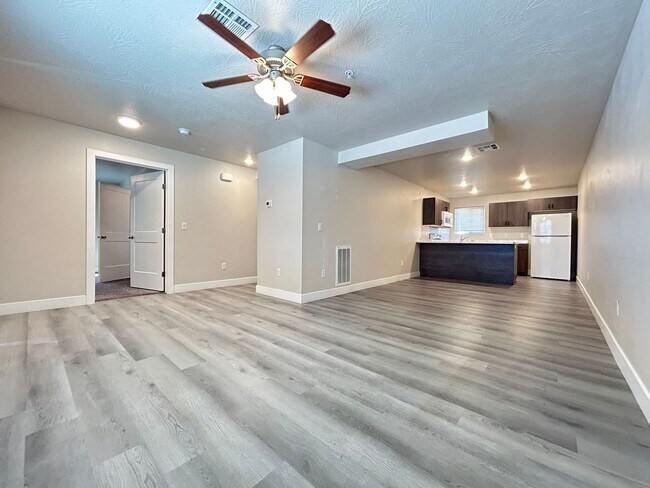 Building Photo - Fresh and Clean!! 3 bed 2 bath!!  Furnished option if needed!!