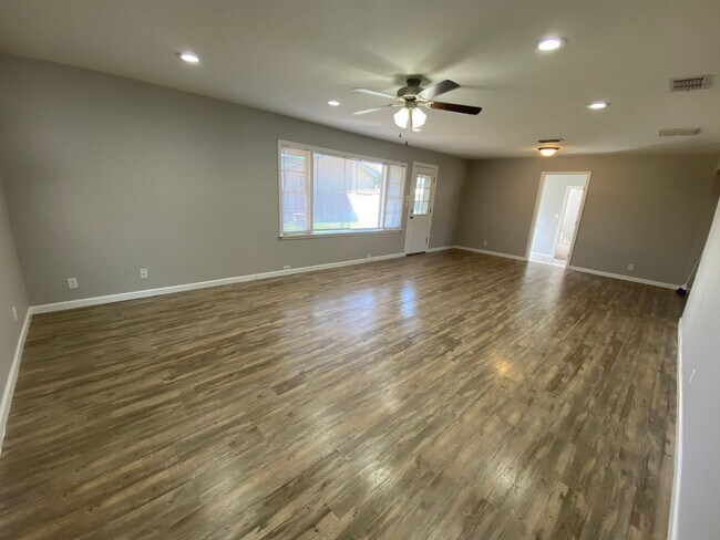 Foto del edificio - Large 4/2!! $500 off First Months Rent!