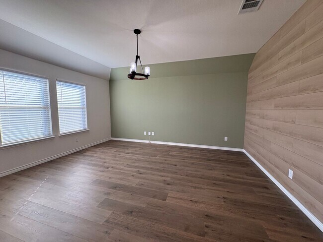 Building Photo - Pristine in Princeton!