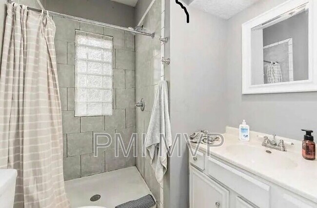 Foto del edificio - 2562 Deming Ave