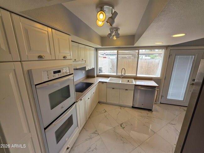 Building Photo - 8407 E Chaparral Rd
