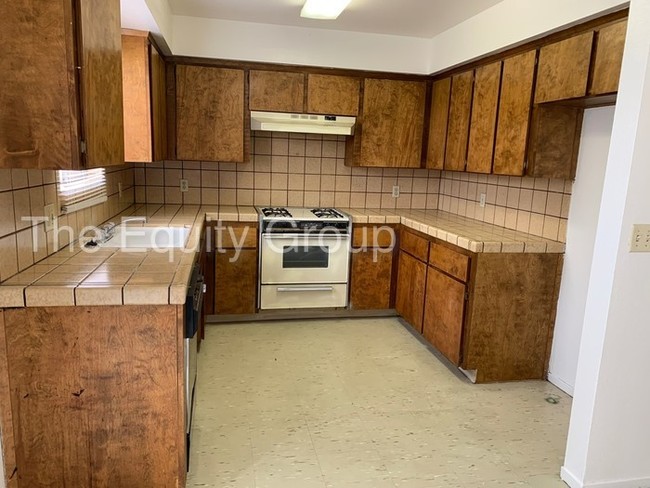 Building Photo - 2 Story Townhome available in Porterville!