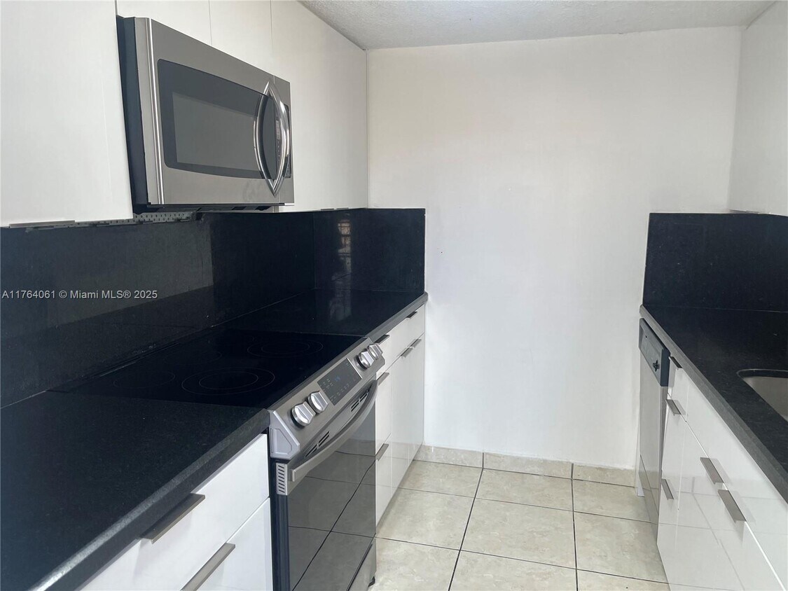 Primary Photo - 1340 W 41st St