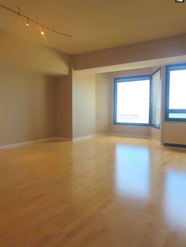 Foto del edificio - 6363 Christie Ave